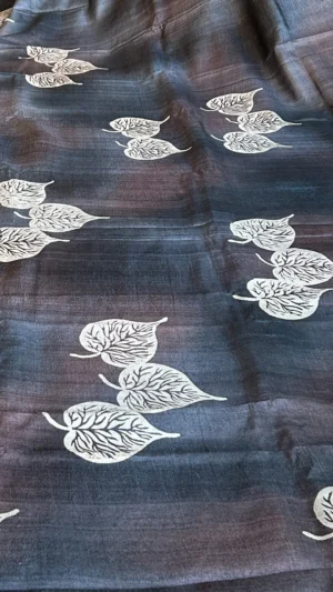 Grey color leaf gun spray print on Gachchi Tussar saree
