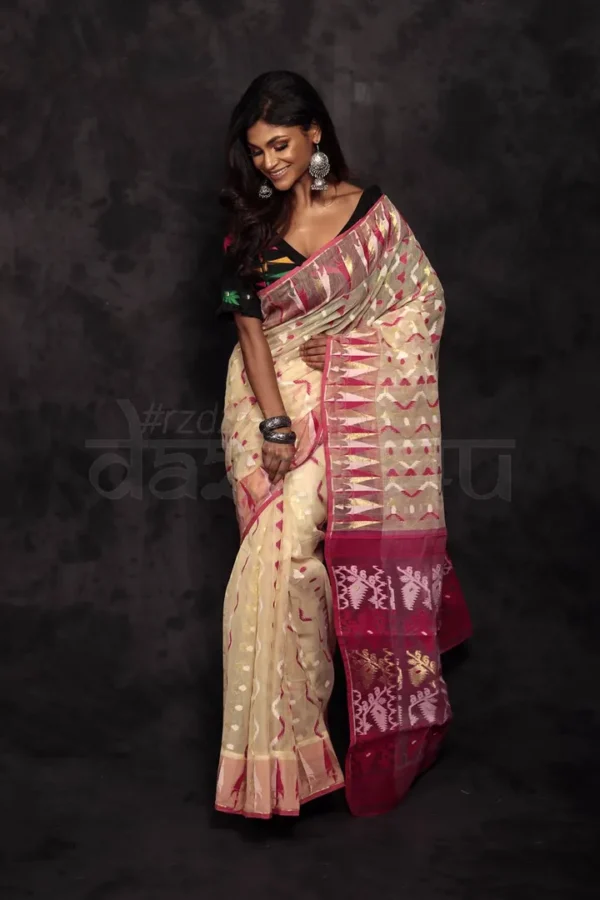 Off White & Majenta Jalbondi Silk Dhakai jamdani Handloom Saree