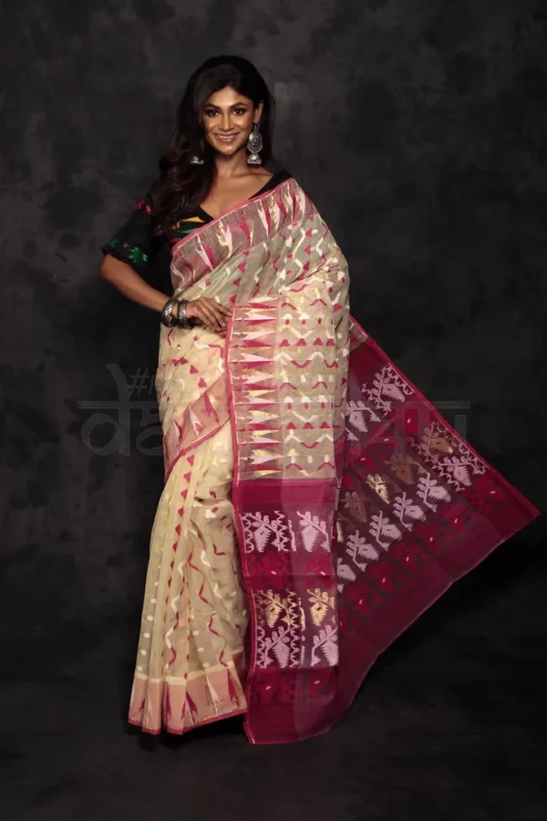 Off White & Majenta Jalbondi Silk Dhakai jamdani Handloom Saree